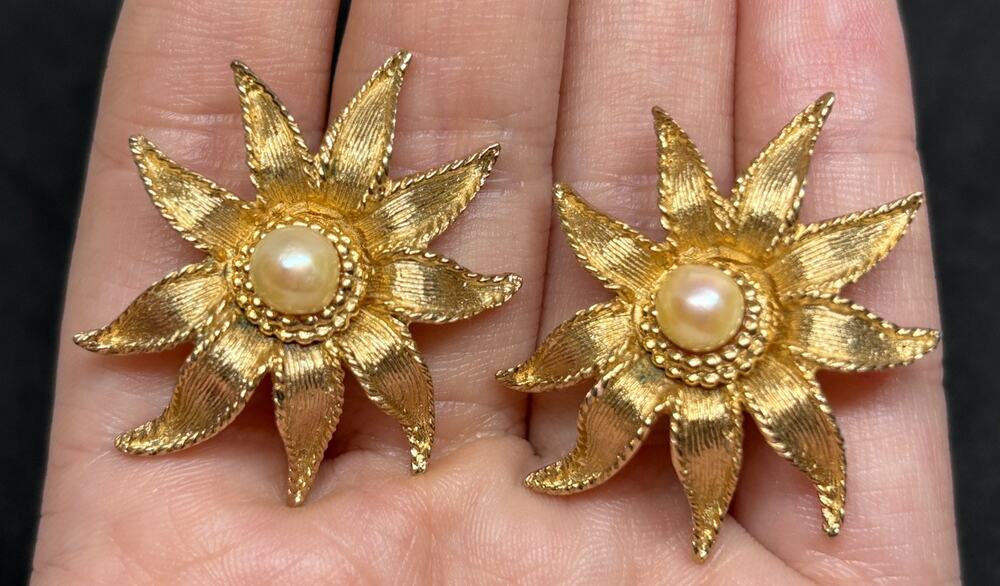 Vintage Signed Boucher gold tone Sunburst Flower pearl Flower Clip-On Earring